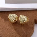 Makroansicht von vergoldeten Herzohrringen mit Lavatextur auf einem Kork-Displayständer - Goldene Lava Gefaltetes Herz (E)
