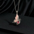 Collier pendentif papillon en émail rose avec gemme rouge sur chaîne argentée - Pendentif papillon rose avec gemme rouge (U)