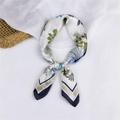 Carré en soie avec imprimé floral bleu et bordure marine sur fond beige - 21 Lys Bord Marine