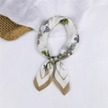 Carré de soie vintage 70cm avec imprimé floral élégant vert olive et beige chic - 20 Lys Bord Kaki