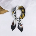 Carré de soie aux motifs de boucles de ceinture rétro, coloris noir, blanc et jaune gingembre - 23 Sac Symétrique Noir