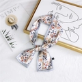 Lange schmale Seidenschals mit Blumenmuster, orange-blauen Motiven und blauem Rand - Muschelblume Grau