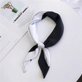 Elegante foulard quadrato in seta bianca e nera con finitura satinata lucida superiore - Cornice Bianco & Nero / 70cm