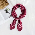 Foulard di seta rosso scuro a pois bianchi e strisce chevron, stile elegante da donna - Rosso Piccoli Pois con Doppio Bordo / 70cm