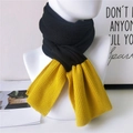 Bufanda de invierno de punto en diseño bicolor negro y amarillo mostaza sobre maniquí - Negro Amarillo Patchwork