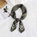 Foulard di seta verde oliva a pois bianchi e strisce chevron annodato con cura - Verde Piccoli Pois con Doppio Bordo / 70cm
