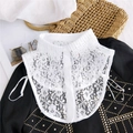 Col amovible élégant en dentelle florale blanche avec fermeture à bouton - Col en dentelle rayé blanc