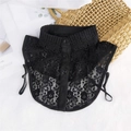 Faux col en dentelle noire élégante avec motifs ajourés et trois boutons sur le devant - Col en dentelle rayé noir