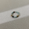 Elastische kralenring met 4mm natuursteen en een goudkleurige accentkraal - Natuurlijke Amazoniet