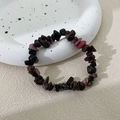 Bracciale elastico in pietra naturale con scaglie rosa e nere su vassoio in ceramica - Schegge di Rodonite Rosa e Nero (Stile E)