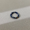 Anello elastico con pietre naturali blu da 4mm e una perla dorata centrale - Pietra Naturale a Punti Blu
