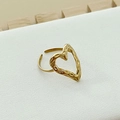 Verstellbarer goldener Herzring mit Hammerschlag-Textur auf weißem Lederpad - Stahlfarbe