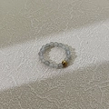 Anello elastico con perline di pietra grigia da 4 mm e una perlina d'accento dorata - Labradorite Naturale