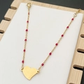 Bracciale a catena dorata in acciaio inox con perline rosse e ciondolo a cuore liscio - Rosso