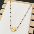 Bracciale a catena Yin Yang dorato in acciaio con perle nere e ciondolo traforato - Nero