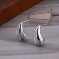 Silberne Tropfenohrringe mit Spiralstruktur und minimalistischem Metallliniendesign - Silberne Spiral-Strukturierte Tropfen (Q)