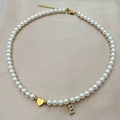 Collar de perlas hecho a mano con cuenta de corazón dorada y colgante de letra B brillante - Letra B