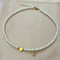 Collar de perlas hecho a mano con colgante de corazón dorado y charm de letra C inicial - Letra C