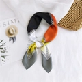 Élégant foulard en soie avec motif de chaîne orange et noir, photographie à plat - 70cm / Bord Gris Cadre de Chaîne