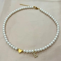 Collar de perlas hecho a mano con corazón dorado y colgante letra E brillante - Letra E