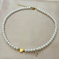 Collar de perlas hecho a mano con corazón dorado y colgante letra F con cristales - Letra F