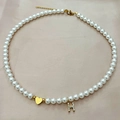 Collar de perlas hecho a mano con corazón dorado y colgante de letra H brillante - Letra H