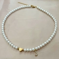 Collar de perlas hecho a mano con corazón dorado y letra J sobre seda rosa suave - Letra J