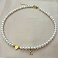 Collar de perlas hecho a mano con corazón dorado y colgante de letra K con strass brillante - Letra K