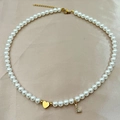 Collar de perlas elegante con corazón dorado y colgante de letra L en cristal - Letra L