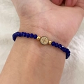 Handgefertigtes Perlenarmband mit facettierten blauen Steinen und goldener Medaille - Dunkelblau