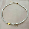 Collar de perlas hecho a mano con corazón dorado y colgante de letra M micro-pavé - Letra M