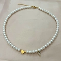 Collar de perlas hecho a mano con dije de corazón dorado y colgante con la letra P brillante - Letra P