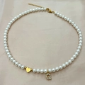 Collar de perlas hecho a mano con corazón dorado y colgante brillante de letra Q - Letra Q