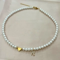 Collar de perlas hecho a mano con corazón dorado y colgante letra R brillante - Letra R