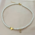 Collar de perlas hecho a mano con corazón dorado y colgante de letra S de cristal - Letra S