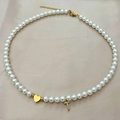 Collar de perlas hecho a mano con corazón dorado y colgante de letra T brillante - Letra T