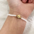 Handgefertigtes Perlenarmband mit weißen Facettenperlen und goldenem Benedikt-Anhänger - Weiß