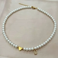 Collar de perlas hecho a mano con colgante de corazón dorado y letra U de strass brillante - Letra U