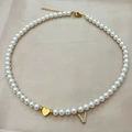 Collar de perlas hecho a mano con corazón dorado y colgante letra V con cristales - Letra V