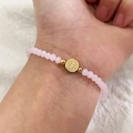 Handgefertigtes Perlenarmband mit hellrosa facettierten Kristallen und goldenem Münzanhänger - Rosa