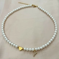 Collar de perlas hecho a mano con corazón dorado y colgante brillante de letra Y - Letra Y