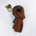 Bufanda de punto para invierno con diseño de retazos bicolor en verde oscuro y marrón caramelo - 124cm / Verde y Naranja