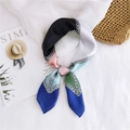 Elegant multi-color gradient silk scarf with silver chain print in a stylish loop knot - 70cm / Chain Frame Blue Edge