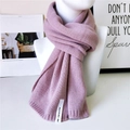 Dicker helllila Strickschal mit modischem Markenetikett auf weißem Mannequin - Kristall-Label Rosa
