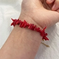 Collana vintage in pietre rosse irregolari con catena dorata per donne elegante - Bracciale in Pietra Triturata Rossa