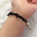 Bracciale vintage in pietre naturali nere con perla e chiusura dorata regolabile - Bracciale in Pietra Triturata Nera