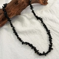 Collana vintage di perle di pietra naturale nera irregolare su un ramo di legno - Collana in Pietra Triturata Nera