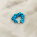 Elastic ring with turquoise stone chips and silver beads on champagne fabric - Steel