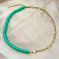 Collar de perlas barrocas con cuentas de arcilla verde menta y cadena de clips oro - Verde