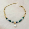 Collier artisanal perlé avec pierres vertes, chaîne dorée et perle baroque pendante - Bracelet en pierres concassées